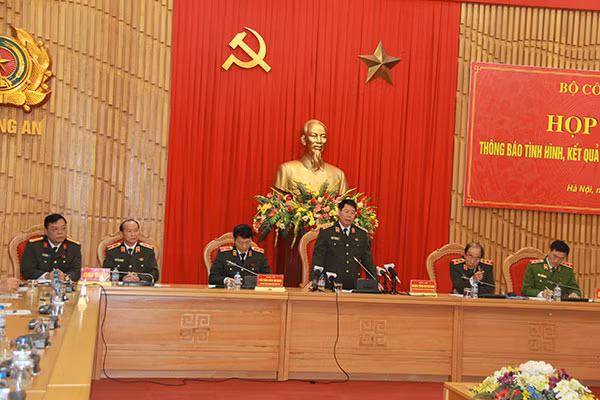 Deputy Minister Bui Van Nam at the press conference.