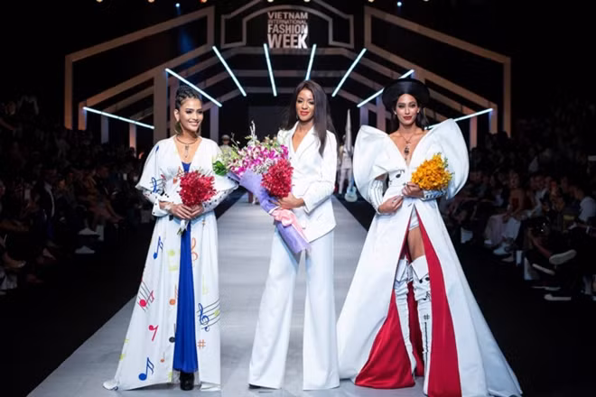 Many celebrities model the collection, including Miss Vietnam Ethnic runner-up Truong Thi May (L) and the first runner-up of Miss Universe 2016 Raquel Pelissier (R).