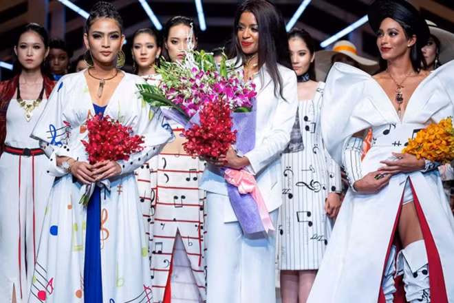The fashion collection “Sound of Summer” by Haitian designer Jovana Benoit (C) leaves fresh and dynamic impression on attendees and onlookers.