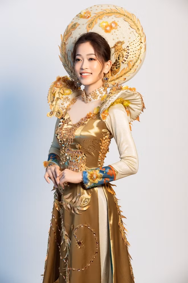 Hue-based designer Khanh Shyna shared that the dress is inspired by the phoenix, one of four sacred animals according to Vietnamese belief, reflecting the elegance, virtue and grace of Vietnamese women.