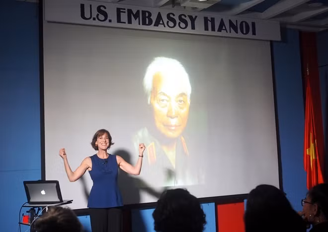 Catherine Karnow sharing experiences about photography skills during her presentation at American Center.