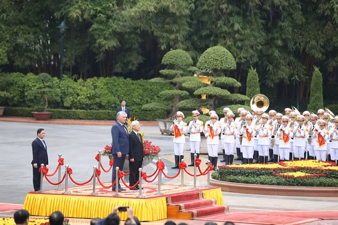On the morning of November 9, Party General Secretary, President Nguyen Phu Trong hosted a solemn welcome ceremony for President of the Council of State and Council of Ministers of Cuba Miguel Mario Diaz Canel Bermudez at the Presidential Palace in Hanoi. On the morning of November 9, Party General Secretary, President Nguyen Phu Trong hosted a solemn welcome ceremony for President of the Council of State and Council of Ministers of Cuba Miguel Mario Diaz Canel Bermudez at the Presidential Palace in Hanoi.