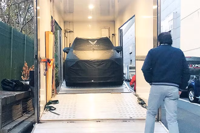 Before the launching ceremony, images of the first two models of Vinfast’s sedan and SUV designed by Pininfarina through a $5 million contract sharing intellectual property rights from BMW appreared.