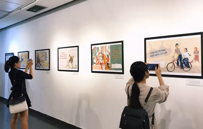 The exhibition drew the participation of many visitors including Vietnamese generations and foreign friends.