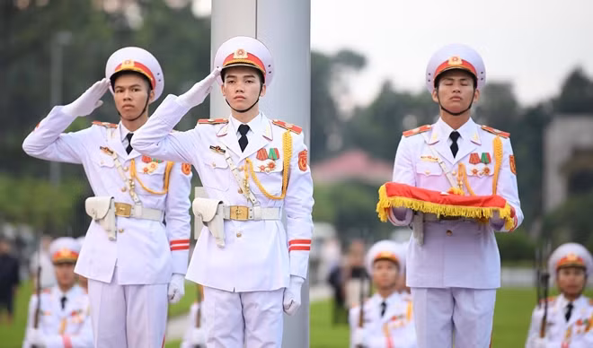 During the two-day national mourning, there will be no flag lowering at night. During the two-day national mourning, there will be no flag lowering at night.