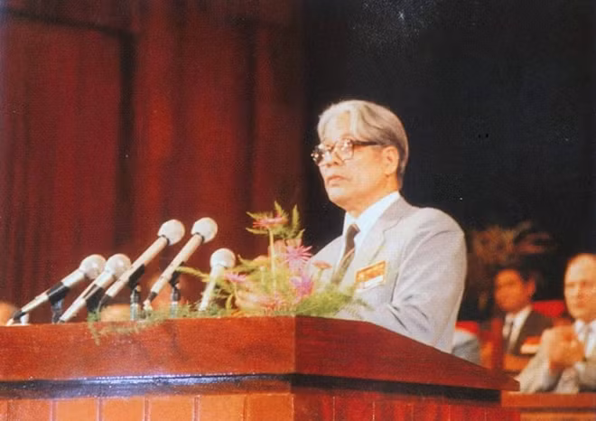 Mr Do Muoi presents a political report at the 8th National Congress of the CPV in 1996.