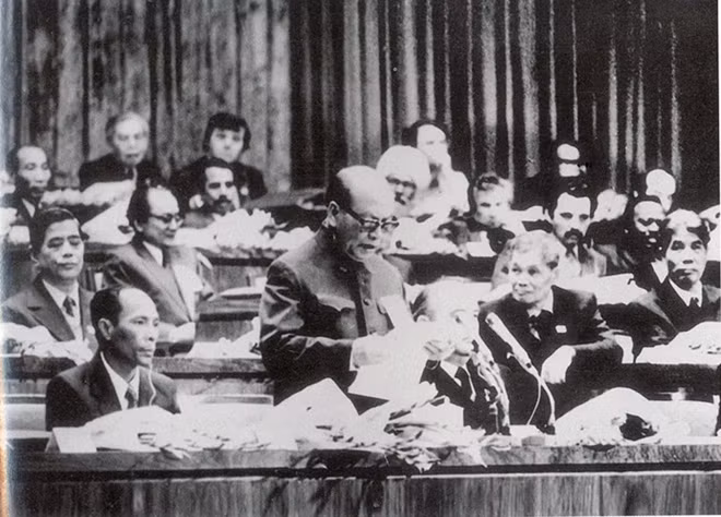 The former Party chief was among members of the Presidium of the 5th National Party Congress in March 1982. At the congress, he was elected to the Politburo of the CPV Central Committee.