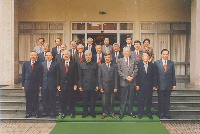 The Politburo of the CPV Central Committee and advisors to the 8th CPV Central Committee (1996-2001).