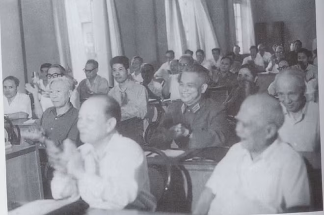 Comrades Truong Chinh, Ton Duc Thang, Nguyen Luong Bang, Le Duc Tho, Van Tien Dung and Do Muoi at the 4th National Congress of the CPV in 1976.