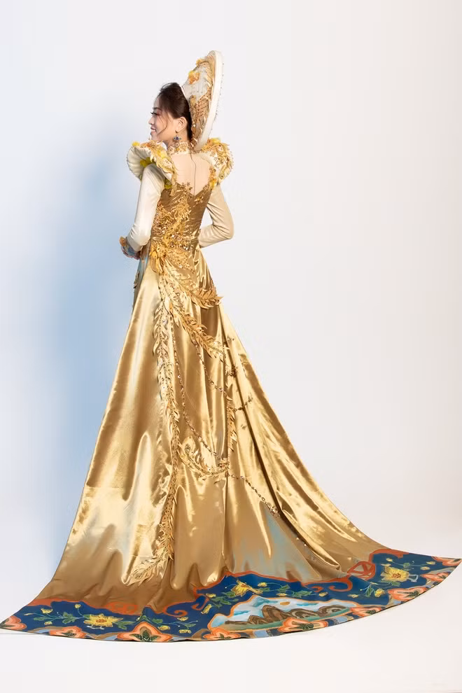 He adds that the five phoenixes on the dress symbolize strength and power of the Nguyen Dynasty. It took Khanh Shyna three days and three nights of hard work to complete the costume.
