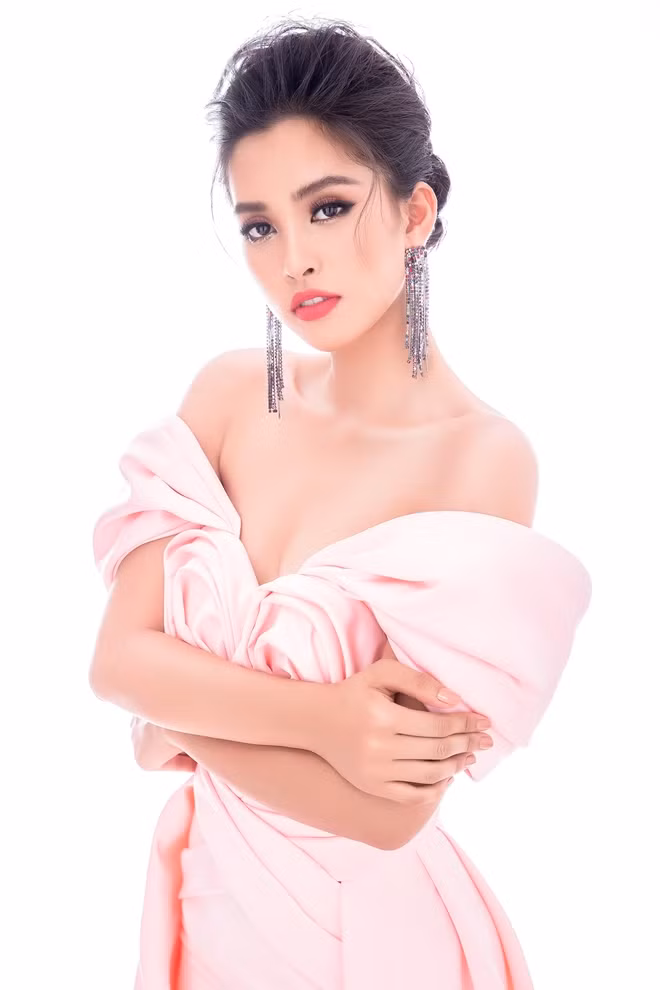 Earlier, Tieu Vy chose traditional silk scarves from her hometown of Hoi An city as a special gift to present contestants of Miss World 2018. She also performed a famous Vietnamese song at the talent competition of the ongoing Miss World 2018 in China.