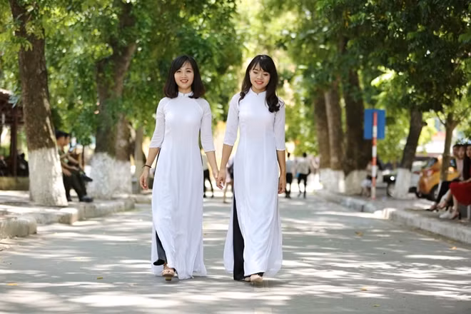 Ao Dai went in to many poets, songs and art and become a timeless beauty of Vietnam.