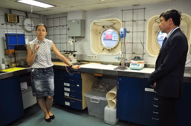 Vietnamese and Russian scientists sharing experiences on oceanography.