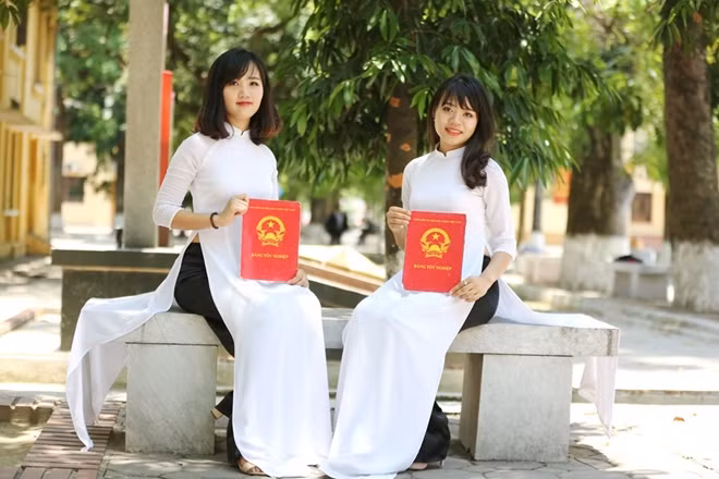 Undergone over hundreds of years with many variations, Ao Dai still retains the traditional beauty.