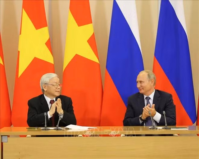 Party General Secretary Nguyen Phu Trong and President Putin speak to reporters following their talks. (Photo: VNA)