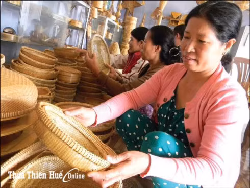 Microfinance is seen as an effective tool to help women beat poverty. (Photo: baothuathienhue.vn)