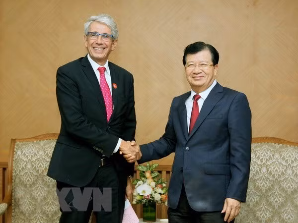 Deputy Prime Minister Trinh Dinh Dung (R) welcomes Philippe Christodoulou, Vice President for Large Industries International Development of Air Liquide Group (Source: VNA) Deputy Prime Minister Trinh Dinh Dung (R) welcomes Philippe Christodoulou, Vice President for Large Industries International Development of Air Liquide Group (Source: VNA)
