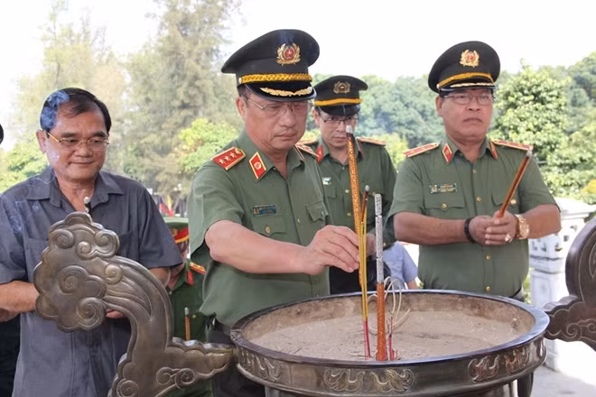 Deputy Minister Nguyen Van Thanh offering incense at the Hill No.82 National Cemetery Deputy Minister Nguyen Van Thanh offering incense at the Hill No.82 National Cemetery
