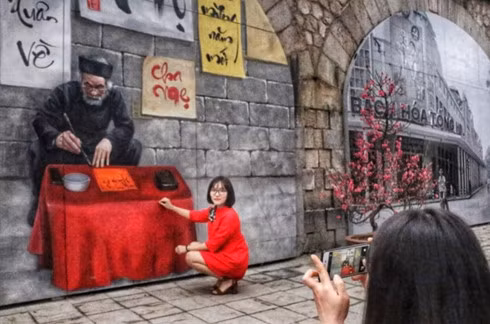 With this art project, for the first time contemporary art has been brought to the street level for the community to directly engage with art honouring Hanoi’s rich heritage. (Photo: VNS)