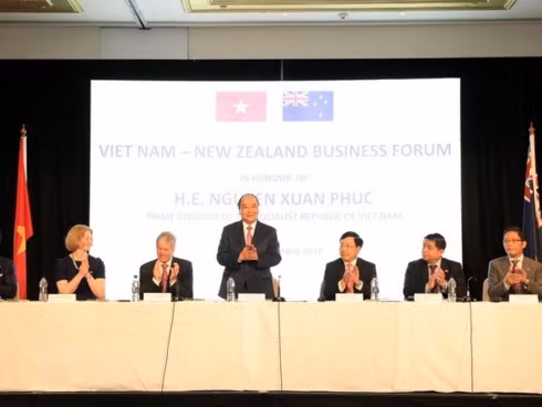 Prime Minister Nguyen Xuan Phuc (standing) speaks at the Vietnam-New Zealand Business Forum Prime Minister Nguyen Xuan Phuc (standing) speaks at the Vietnam-New Zealand Business Forum