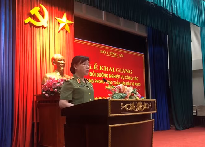 Lieutenant General Tran Thi Ngoc Dep speaking at the opening ceremony.