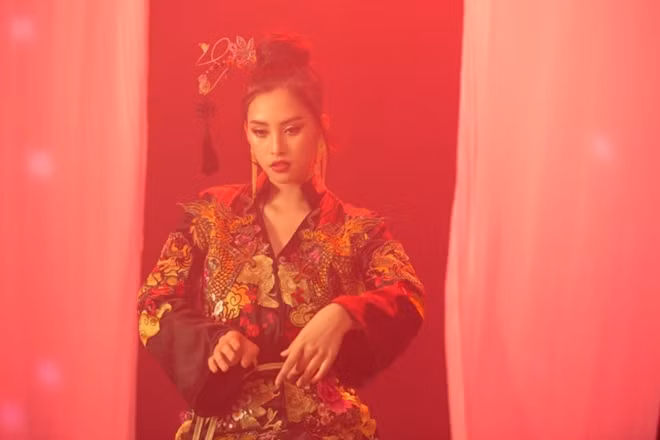 Vy shared that she chose this song because of its widespread in Vietnam, with the aim of introducing Vietnamese music to the world.