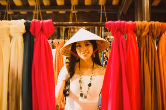 Hoi An silk village is one of the famous traditional villages of Vietnam. Grew up in this ancient town, Vietnamese representative Tieu Vy decided to present beautiful silk scarves from her hometown to international friends at Miss World Pageant.