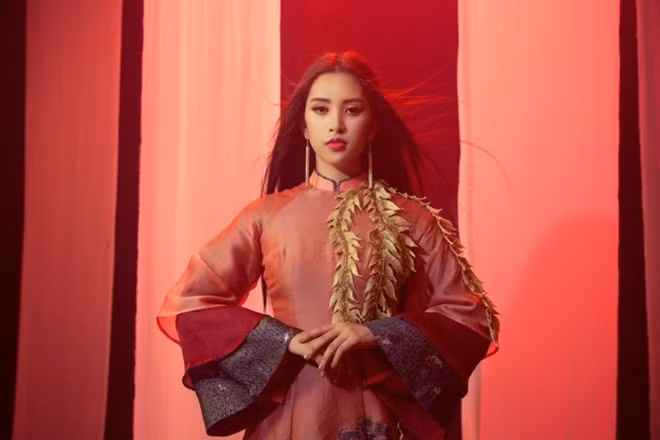 In the MV, Vy appears attractively in Vietnamese ancient costume.