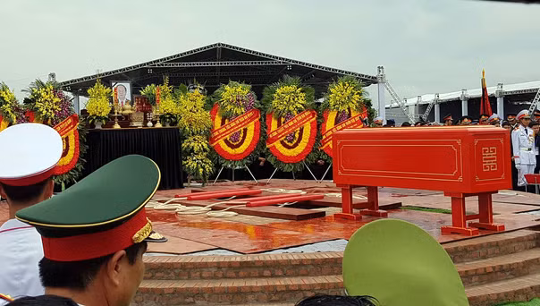 His coffin is placed near the grave, where the President will be burried.