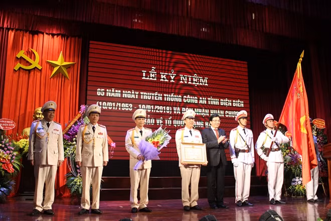 The Dien Bien Provincial Police receiving the third-class “Fatherland Protection” Order