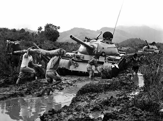 Of the artworks at the exhibition, there are five masterpieces of late photographer Luong Nghia Dung in the history of resistance photography Of the artworks at the exhibition, there are five masterpieces of late photographer Luong Nghia Dung in the history of resistance photography