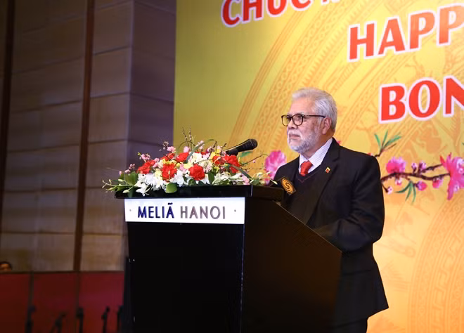 Venezuelan Ambassador and Head of the diplomatic corps Jorge Rondon Uzcategui El Houcine Fardani highly appreciating achievements of Vietnam in 2017.