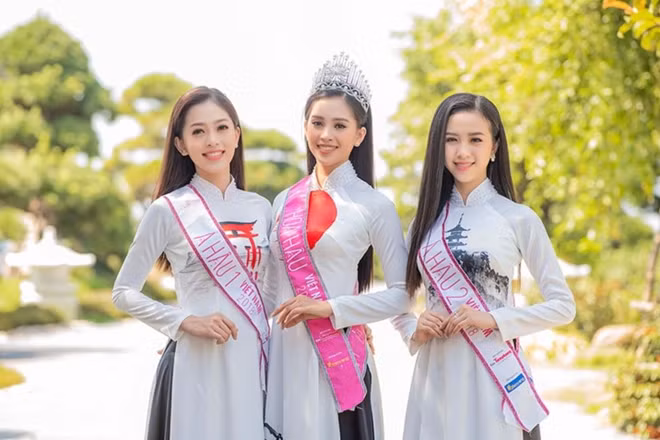 Vietnamese designer Anh Thu has made three special Ao Dais, featuring Japan's iconic symbols such as sun, cherry blossom and Itsukushima Shrine. Photo: Tien Phong.