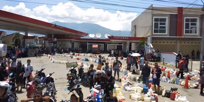 Survivors of an earthquake in Palu wait in line for fuel at a Pertamina gas station in the city on Oct. 1, 2018. (JP/Andi Hajramurni)