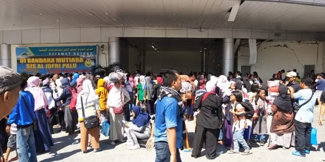 Earthquake survivors in Palu, Central Sulawesi, crowd Mutiara Sis Al Jufri Airport in Palu in a desperate attempt to leave the devastated area on Monday. (JP/Andi Hajramurni)