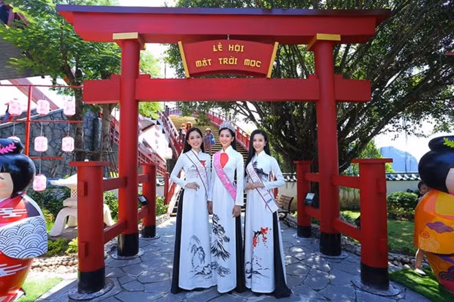 The ongoing event (September 29-October 31), is part of activities to celebrate the 45th anniversary of Vietnam-Japan diplomatic relations. A broad range of activities are underway, including a Sumo wrestling, a Taiko drum performance and yosakoi dance. Photo: Tien Phong.