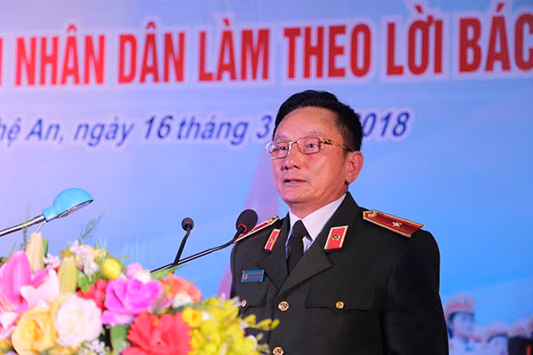 Major General Nguyen Quang Chu speaking at the camping festival.