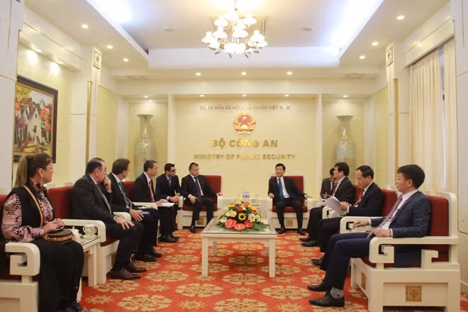 Deputy Minister Nguyen Van Son hosting Mr.Michael Mirilashvili, President of Israeli Company WaterGen. Deputy Minister Nguyen Van Son hosting Mr.Michael Mirilashvili, President of Israeli Company WaterGen.