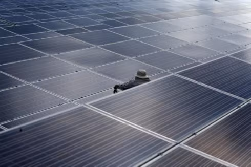 A worker works at a solar power plant by Superblock, Southeast Asia's biggest producer of solar power in Phetchaburi province, Thailand, August 23,2017. (Photo: Reuters)