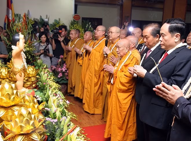 Officials and dignitaries of the Vietnam Buddhist Sangha offer incense to Lord Buddha at the ceremony in Hanoi on May 29 (Photo: VNA)