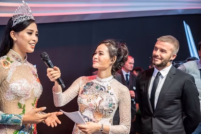At the event, she stands up on stage and confidently introduces Vietnam to international attendees.