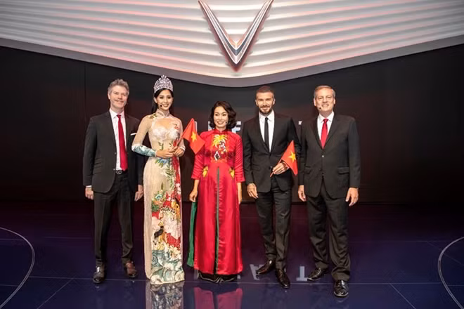 Vy presents a Vietnamese national flag to the English footballing legend
