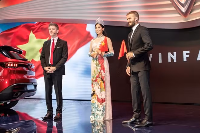 Miss Vietnam 2018 beauty then wears an Ao dai (Vietnamese traditional dress) designed by Cong Tri to stand next to the world renowned celebrity and ex-footballer, Sir David Beckham.