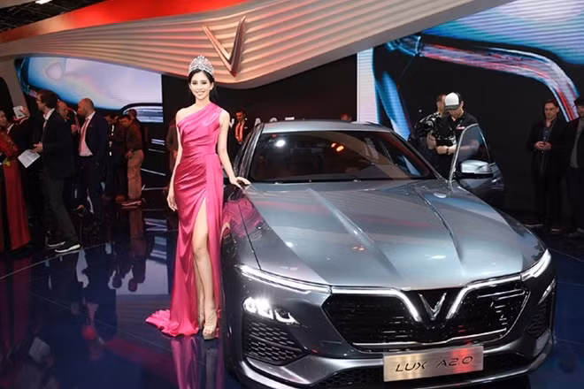 She wears an off-the-shoulder pink dress designed by Le Thanh Hoa.