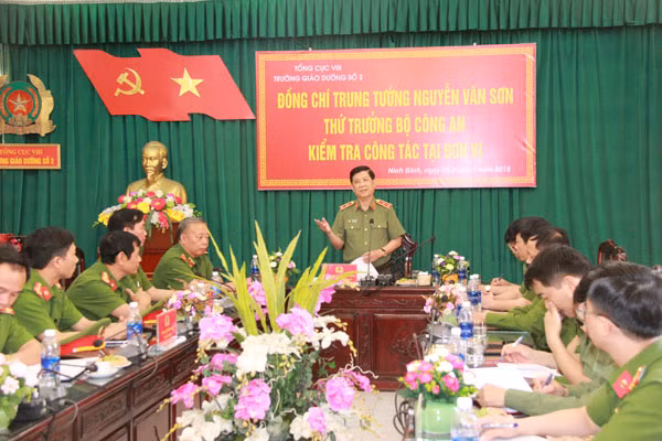 Deputy Minister Nguyen Van Son addressing the meeting.