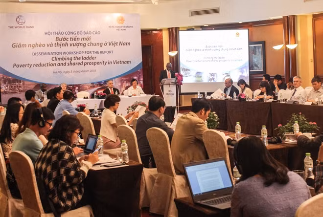 Many experts participating in the workshop.
