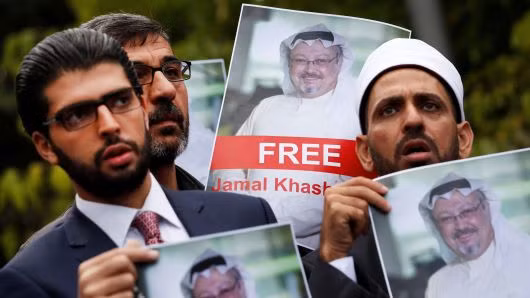 Human rights activists and friends of Saudi journalist Jamal Khashoggi hold his pictures during a protest outside the Saudi Consulate in Istanbul, Turkey October 8, 2018. Photo: Reuters.