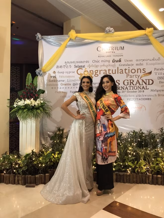 During the pageant, Phuong Nga always showed her bright smile and look graceful. During the pageant, Phuong Nga always showed her bright smile and look graceful.