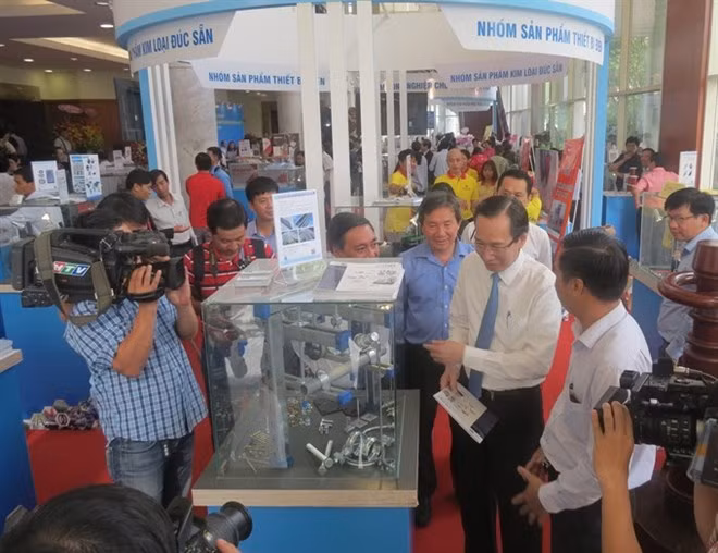 HCM City officials look at industrial products chosen to be the city’s key product groups during a recent conference in HCM City (Source: VNA)