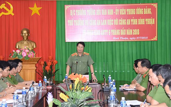 Senior Lieutenant General Bui Van Nam speaking at the working session.